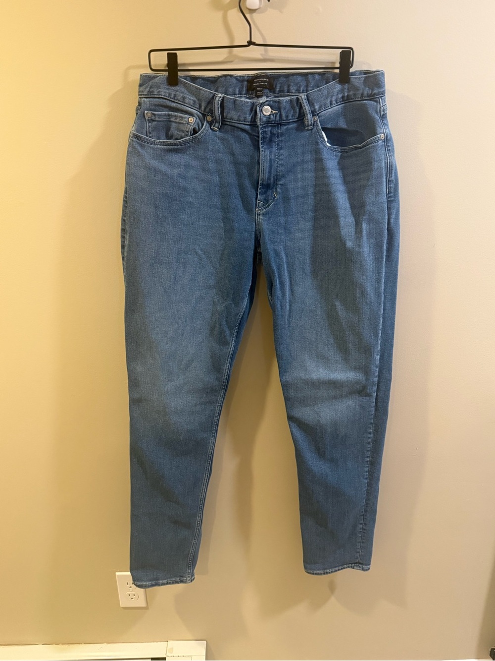 Banana Republic Men's Travel Athletic Jeans in Medium Blue